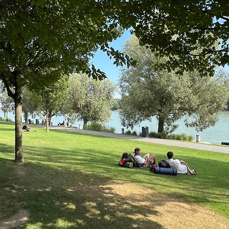 Netradicny Apartman V Centre Bratislava Exteriör bild