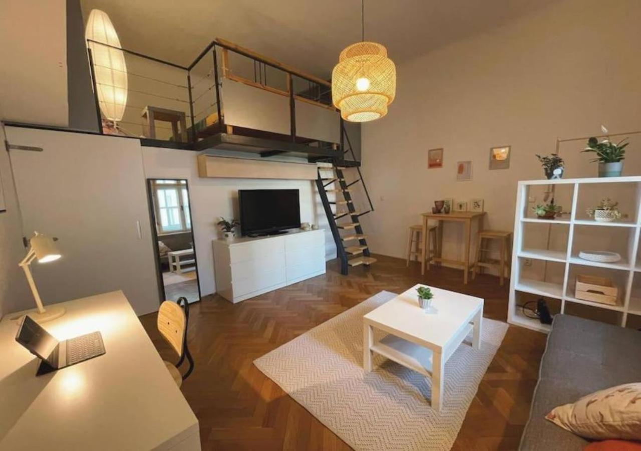Netradicny Apartman V Centre Bratislava Exteriör bild